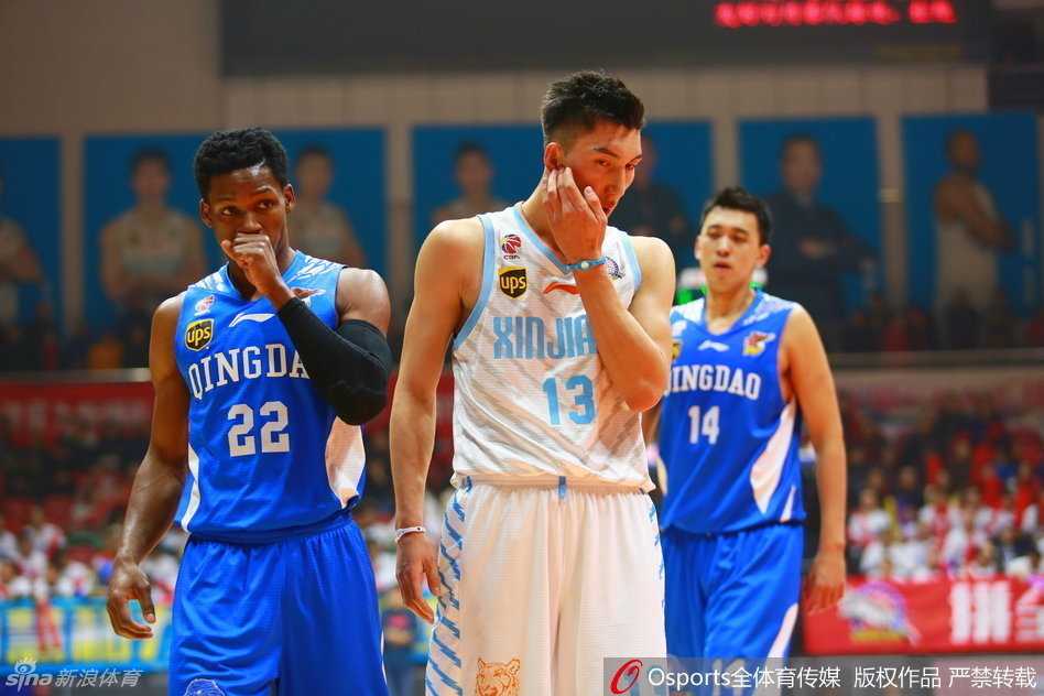 可兰白克·马坎眼神坚毅，在对手严密防守下持球突破，犹如一名无畏的斗士冲击敌阵