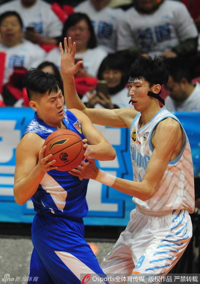 布莱切在对手头顶上演势大力沉的双手暴扣，整个篮筐都为之颤抖，霸气十足震慑全场