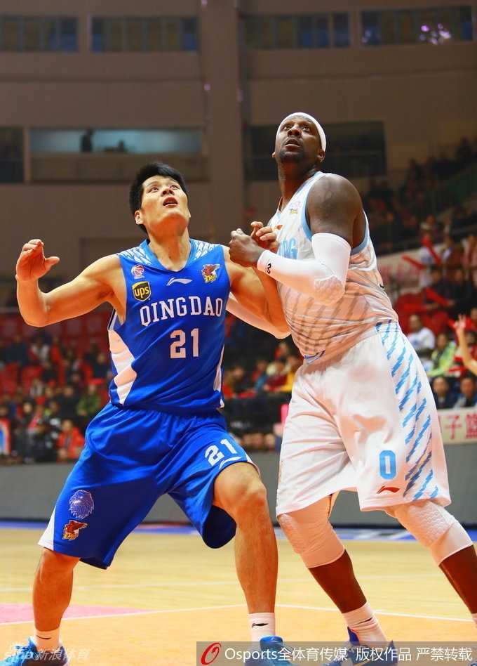 年轻阿不都沙拉木高高跃起双手灌篮，充满活力与朝气，这一幕让人看到新疆篮球的未来希望