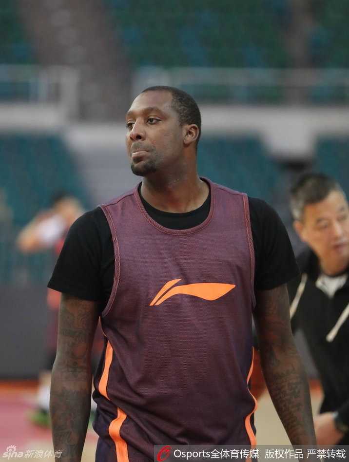 周琦在投篮训练中高高跃起，手臂舒展如大鹏展翅，皮球划过一道完美弧线空心入网，眼神中透露出与年龄不符的冷静与杀氣。