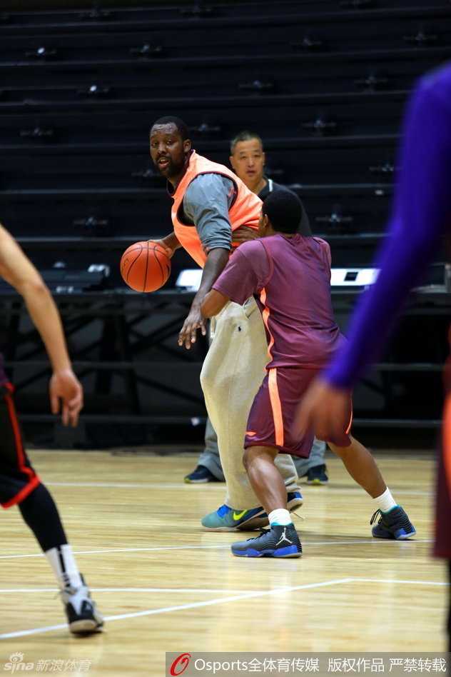 布莱切在低位持球，他利用敦实的身材卡住位置，无论是转身跳投还是观察队友，都透着一股游刃有余的从容气度。