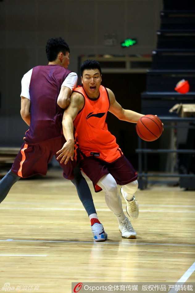 李根如猎豹般迅猛地持球切入，防守球员在他强悍的对抗下显得有些吃力，眼神中充满了对新赛季的渴望。