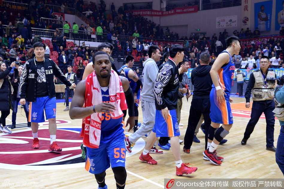 胜利的喜悦在空气中弥漫，老将孟达紧紧抱住巨大的哈达迪，脸上笑开了花。这位伊朗铁汉在这一刻也卸下了所有防备，享受着来自战友最真挚的拥抱。