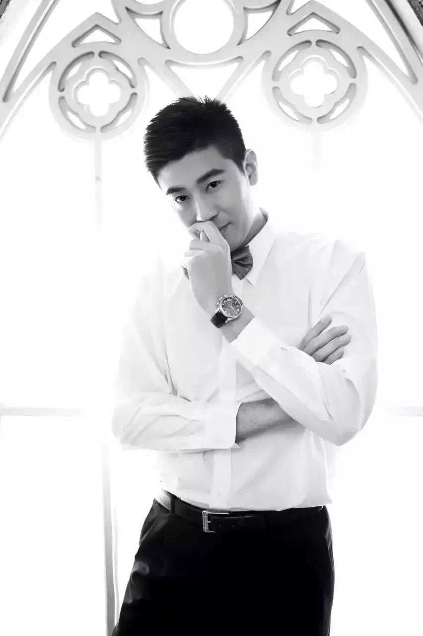 徐磊身穿笔挺西装，与穿着婚纱的李莹在海边深情相拥，身后是无垠的蓝色海面，仿佛象征着他们未来生活的宽广与无限可能