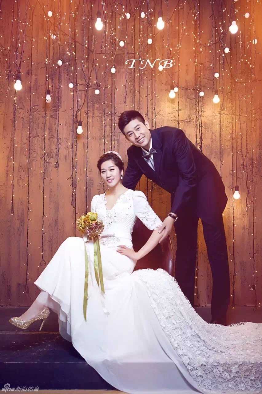 夕阳的余晖洒在沙滩上，李莹和徐磊手牵手赤脚漫步，镜头捕捉到了两人回头一笑的瞬间，画面充满了日常生活里的烟火气和松弛感