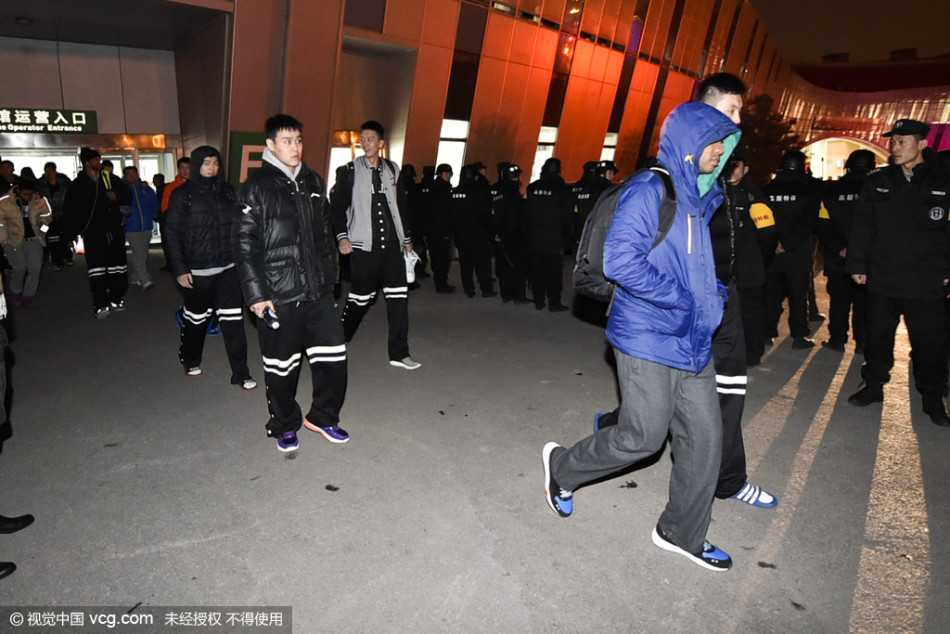 山西体育中心外，夜色已深，但众多身穿山西队队服的球迷依旧聚拢在广场上久久不愿散去。他们的目光望向球员通道的方向，眼神里混合着不甘、期待与对主队深沉的爱，仿佛在等待一个迟来的拥抱。