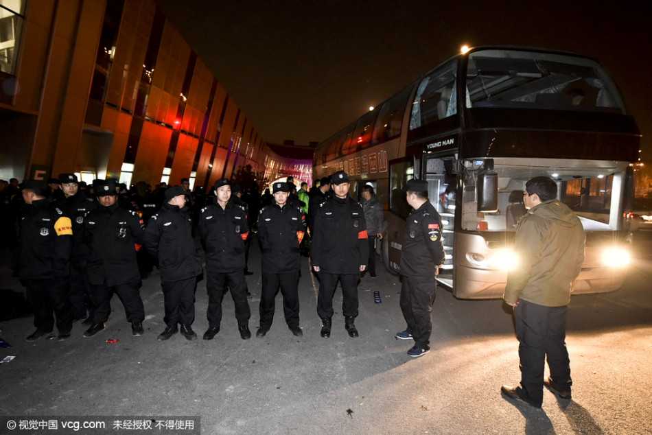 通道尽头，北京首钢队的球员们神情冷峻，鱼贯而出。他们穿过由安保人员严密把守的狭窄通道，脚步匆匆，身后是尚未散去的喧嚣，前方是载着他们离开的大巴车。