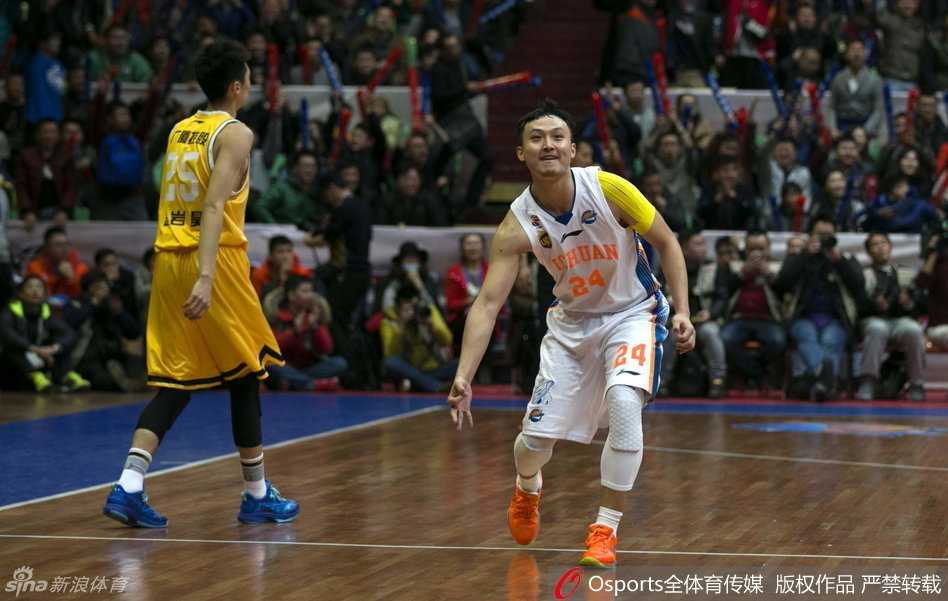 王汝恒在命中关键三分后，抑制不住内心的激动，仰天长啸，与队友忘情庆祝这改变局势的一球。