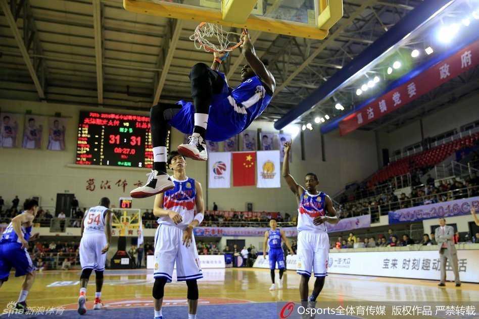 奥登犹如一辆重型坦克碾入禁区，单手劈扣震得篮筐嗡嗡作响