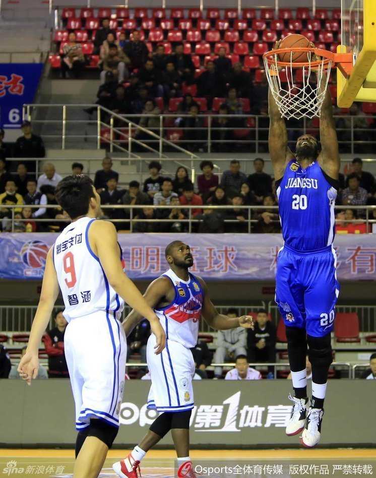 奥登伸手安抚情绪激动的队友，冷静制止冲突升级