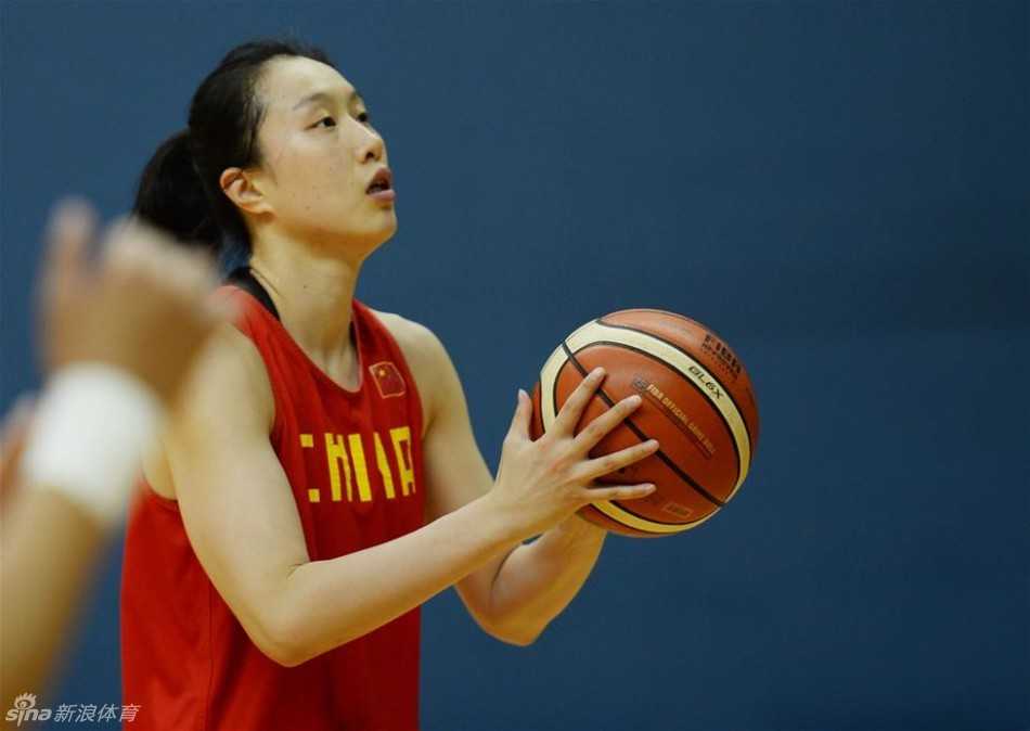 主帅马赫亲自上阵，在内线用身体抵住队员，手把手地教导防守卡位技巧，他的亲力亲为让训练课充满了实战味道。