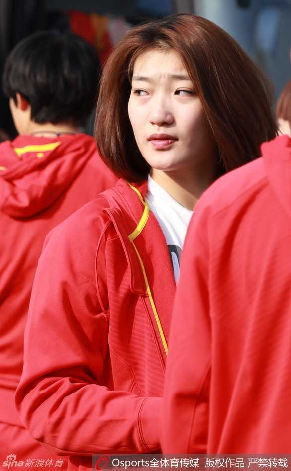 李梦双手托腮，对着镜头做出可爱的鬼脸，眼神俏皮，将属于20岁女孩的灵动与活泼展现得淋漓尽致。