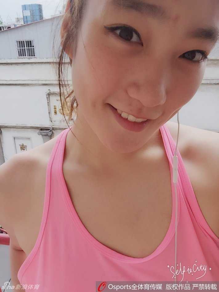 李梦身着一袭简约白衣，对着镜头俏皮地眨眼，清爽的短发下是她标志性的甜美微笑，仿佛春日里的一缕暖阳。