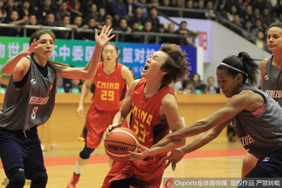 女篮射手果断出手，篮球划出优美弧线