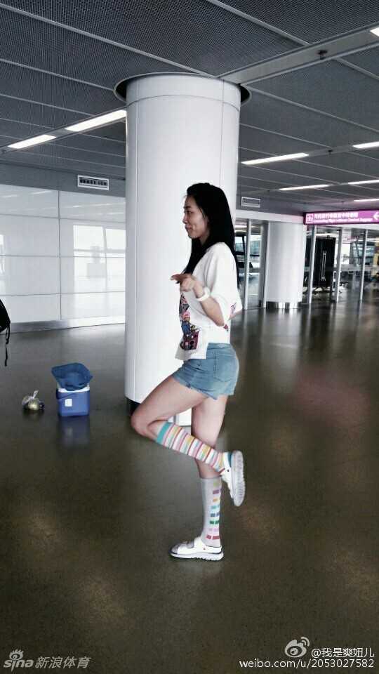 赵爽俏皮地侧身屈膝，做出一个炫酷的武术起手式，脸上却挂着与动作不符的甜美笑容，瞬间从运动员切换到了“卖萌模式”，大长腿在草地上划出优美的线条。