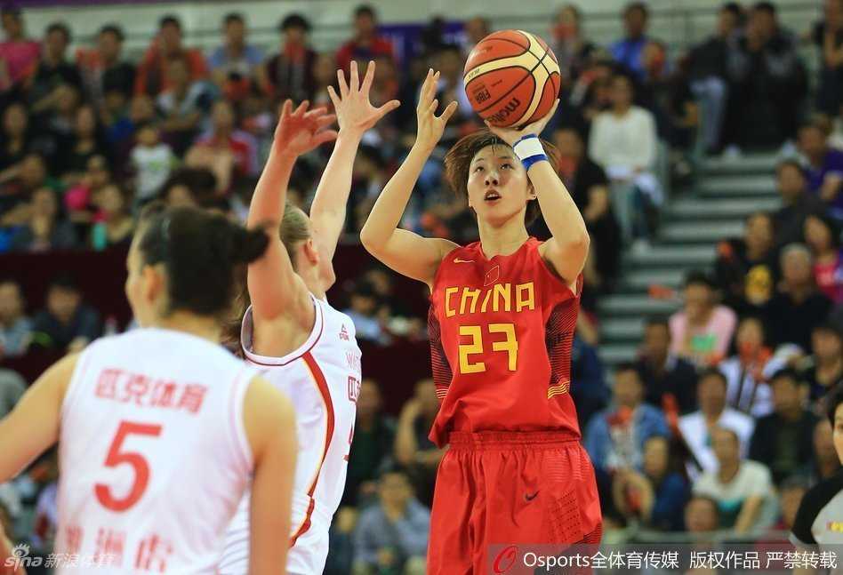 黄红玭在长人如林的篮下强硬起跳，高高跃起摘下关键篮板球，捍卫着中国队的禁区。