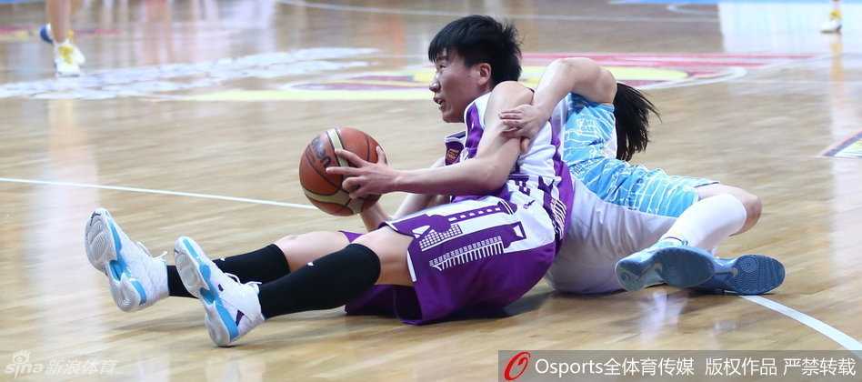 摩尔出手瞬间，指尖轻轻拨动篮球，眼神紧盯着篮筐，这一投承载着全队逆转的希望。