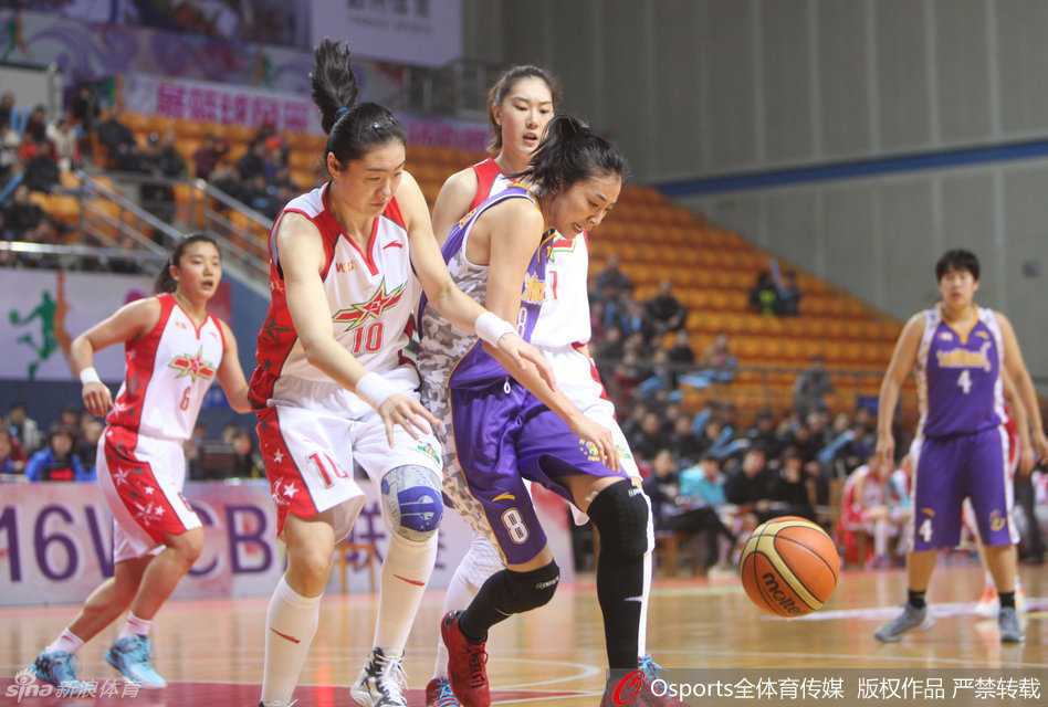 黄品臻如灵蛇出洞，一个变向晃过防守者，眼神坚毅地穿透上海队的防线，下一秒，她手中的皮球就将如精确制导的导弹般传给空位的队友。