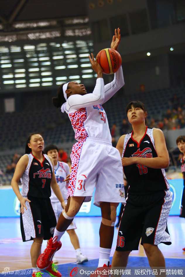 新疆队外援蒂娜-查尔斯在对方严密防守下，依然奋力跃起强攻篮下，展现出超级中锋的统治力。