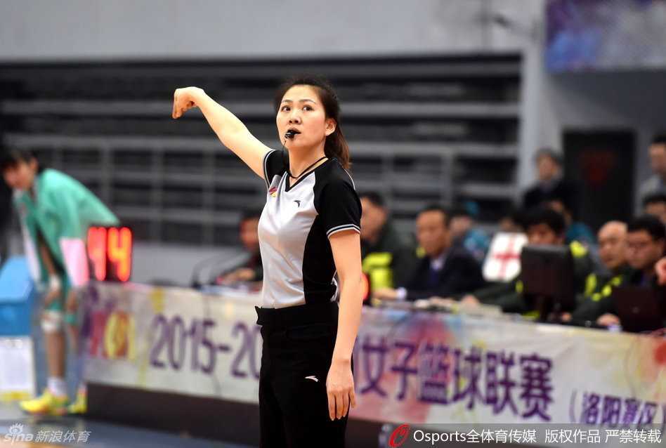 彭诗晴面对防守球员，毫不犹豫地干拔跳投，皮球在空中划出一道美丽的弧线直奔篮筐。