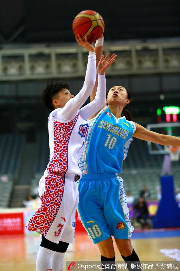 北京女篮将士在乌鲁木齐客场全神贯注，最后一节发动潮水般反击的紧张瞬间