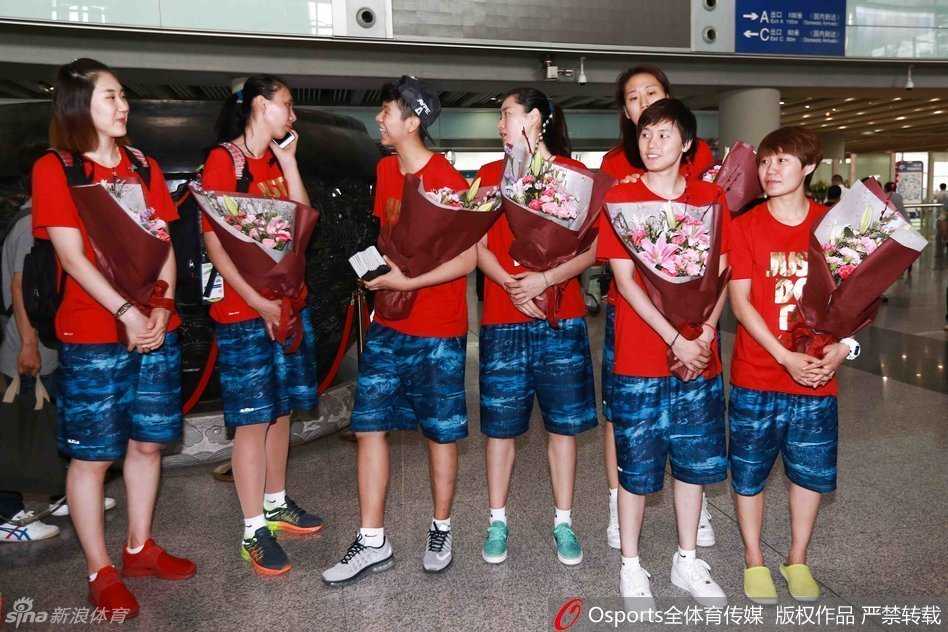 老将陈楠在抵达后接受现场媒体采访，她的眼神坚定从容，这位火线复出的妈妈级球员正是球队晋级奥运的头号功臣。