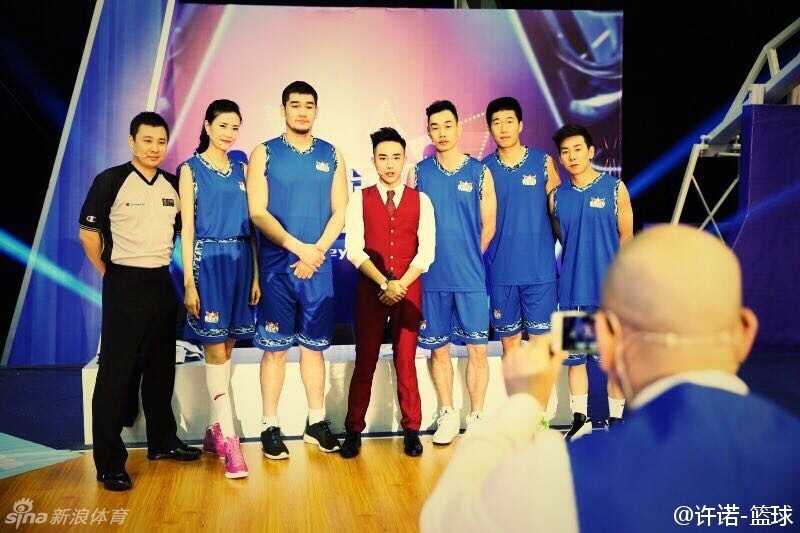 许诺与前男篮队长陈磊合影留念，两人并肩站立面带微笑，展现出运动员之间深厚的战友情谊