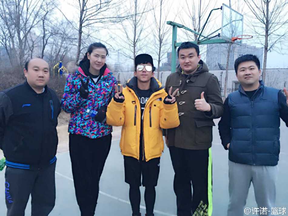 邓超在一次进攻中高高跃起，空中姿态舒展飘逸，完成了一次标准的中距离跳投，仿佛这一刻他就是球场上的超级巨星。