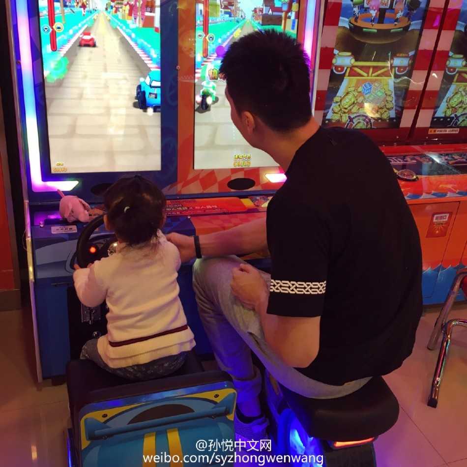 阳光洒在泳池边，身高两米零五的孙悦化身女儿的守护神，他小心翼翼地将小月亮抱在怀中，眼神里满是藏不住的宠溺，仿佛拥抱着全世界最珍贵的宝物。