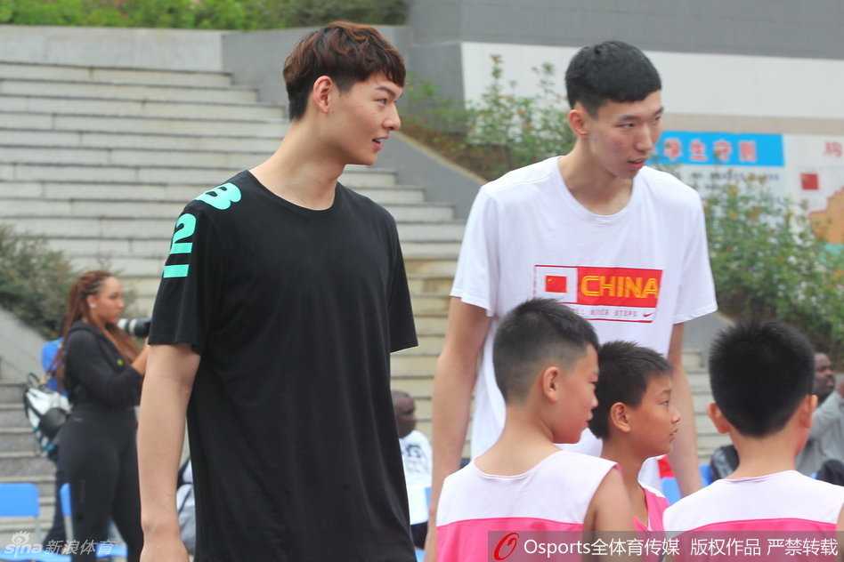 在众人的期待中，一位小球员在球星的托举下高高跃起，终于过了一把梦寐以求的扣篮瘾。