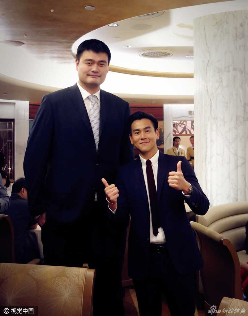 姚明一家三口在迪士尼城堡前温馨合影，女儿姚沁蕾身高已超过妈妈叶莉腰部，画面满是幸福