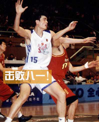 姚明左脚穿着特制保护靴坐在场边，双手抱头难掩失落，身后的巨大号码显得如此孤独，伤病让巨人暂时低下了头