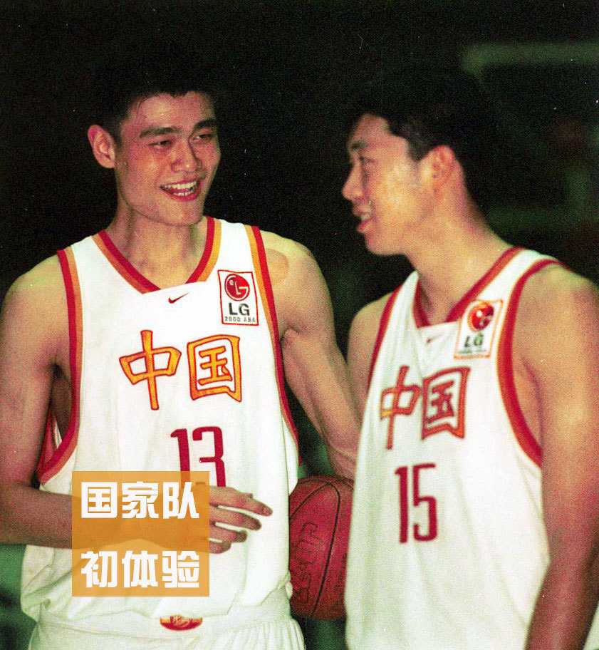 退役发布会上的姚明身着深色西装，身后的背景板上写着