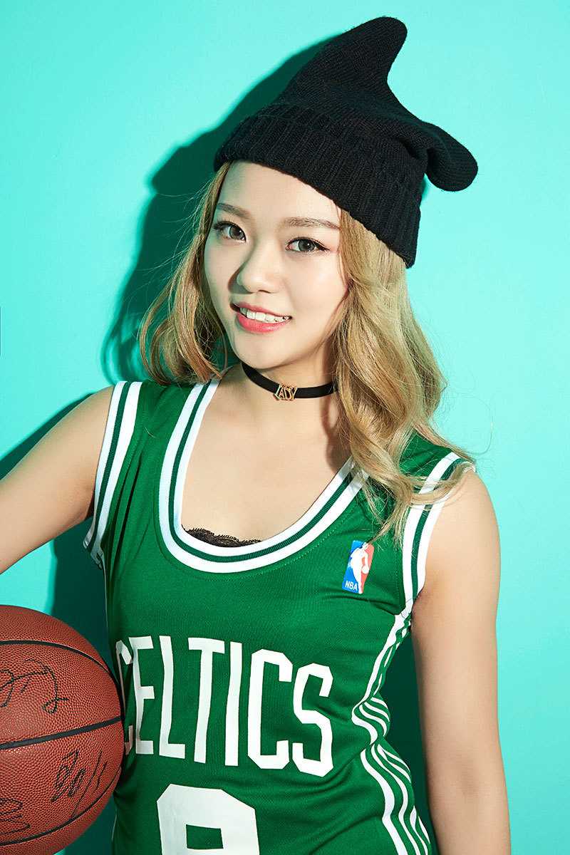 女王气场全开，轻甩长发，性感红唇微启，破洞网袜透出几分狂野不羁