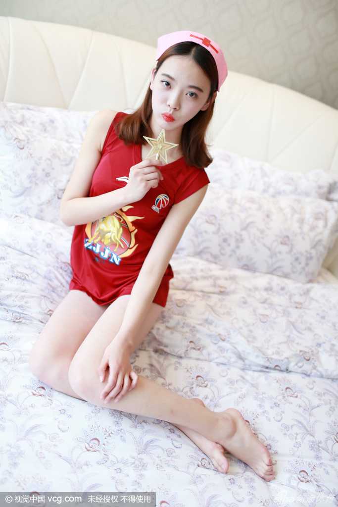 护士服穿搭尽显婉约气质，宝贝轻抚发丝眼神迷离，将女性柔美与赛场激情完美融合于这一组助威写真中。