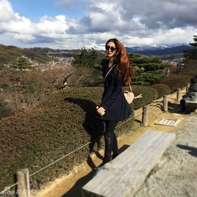 镜头聚焦在某个有趣的细节上，或许是一个独特的装饰，或是女儿天真无邪的一个瞬间，引出了“这是什么造型”的趣味疑问。