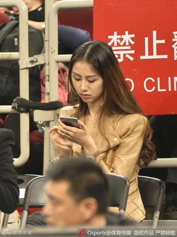 陈露在看台上不经意间展露笑颜，那抹温柔的笑意如同冬日暖阳，为激烈甚至有些残酷的赛场增添了几分柔情与暖意。