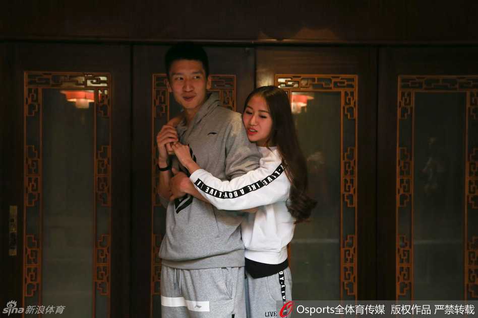 孙悦与陈露在生日会上甜蜜相拥，两人闭眼亲吻，周围的空气仿佛都凝固在幸福的瞬间