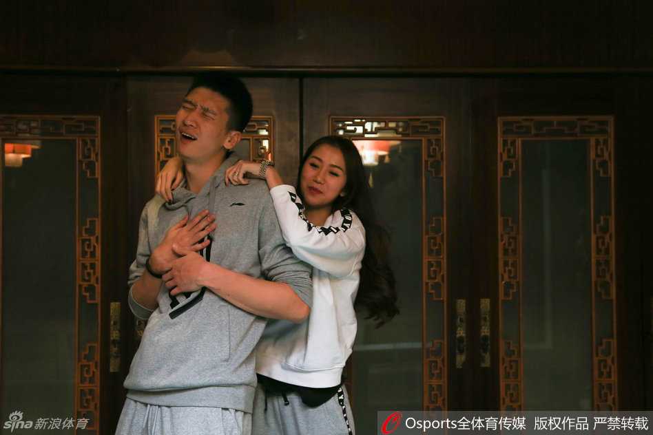 生日会现场的蛋糕特写，精致的裱花和点缀透露着陈露为孙悦庆生的用心与爱意