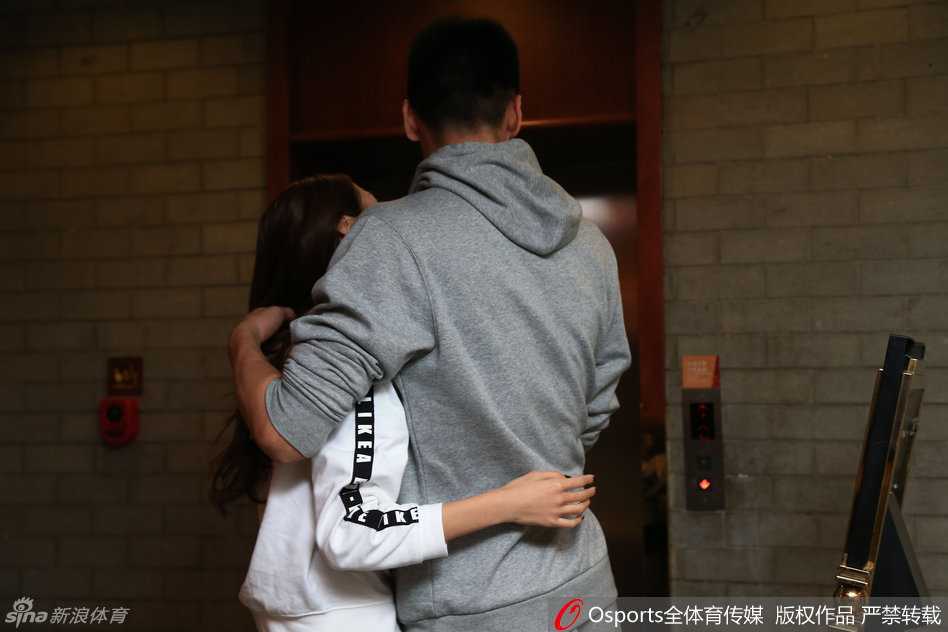 孙悦双手合十，低头对着点燃蜡烛的蛋糕许愿，陈露在一旁温柔注视，眼中满是爱意