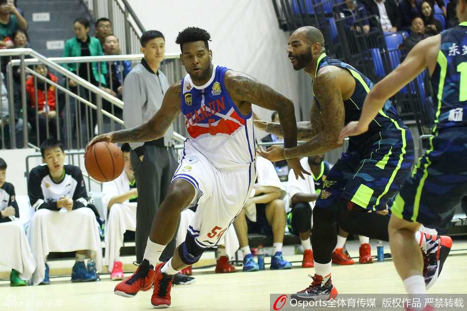 广东外援斯隆面对天津队的包夹防守，冷静地将球护在身后，他犀利的眼神正寻找着远端处于空位的队友，准备用一记妙传撕破对手的防线。