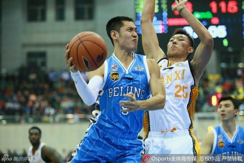 段江鹏面对旧主毫不手软，稳稳站上罚球线执行罚球，眼神中充满了证明自己的渴望。