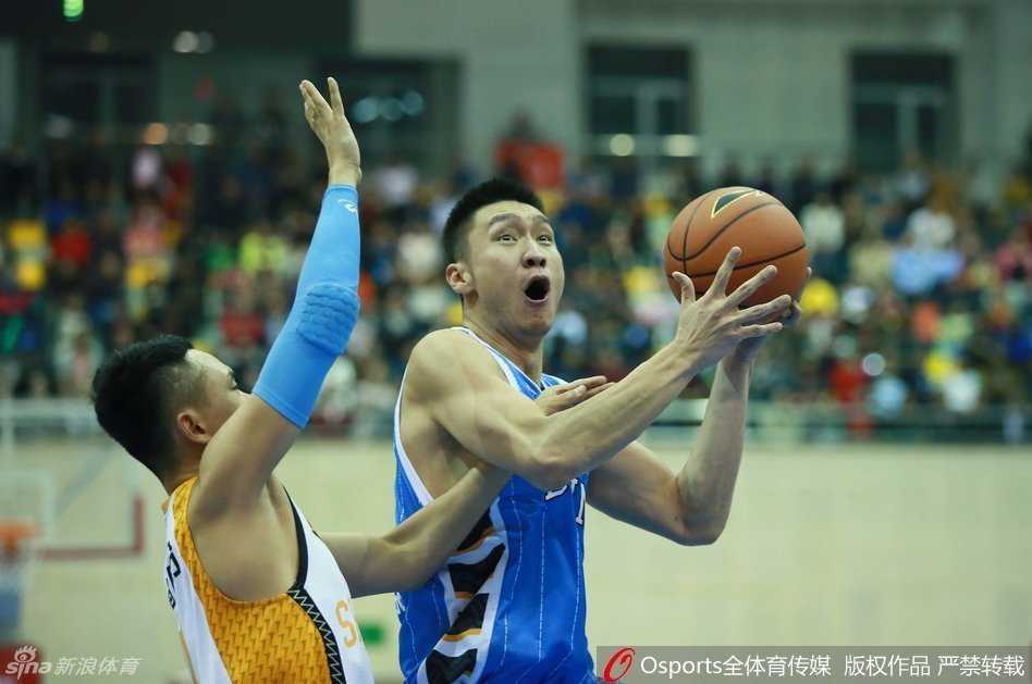 孙悦在三分线外自信出手，篮球划过一道完美的弧线，仿佛要将比赛的势头重新拉回北京队手中。