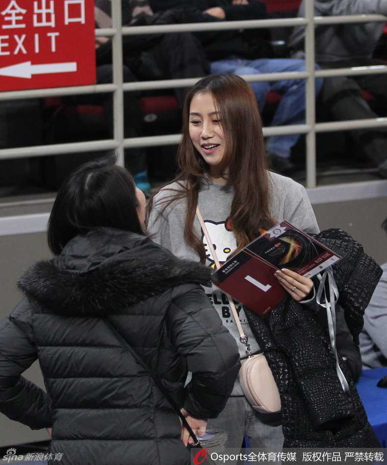 比赛结束后，陈露起身准备离场，回眸之间眼神中流露出一丝淡淡的遗憾与落寞，但依然保持着优雅的姿态，默默给予场上的爱人无声的支持。