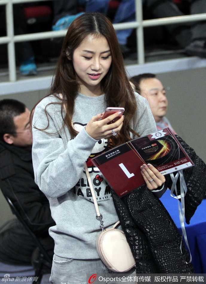 陈露身着一袭素雅冬装现身五棵松体育馆看台，面带温柔浅笑，高挑的身姿在看台上显得格外亭亭玉立，仿佛喧嚣赛场上的一抹静谧风景。