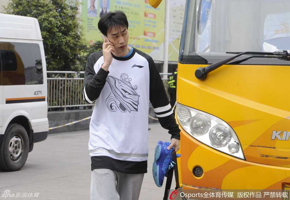 张春军在辽宁队员的夹缝中强行上篮，身体在空中扭曲成弓形，强大的对抗下他依然将球稳稳抛向篮筐。