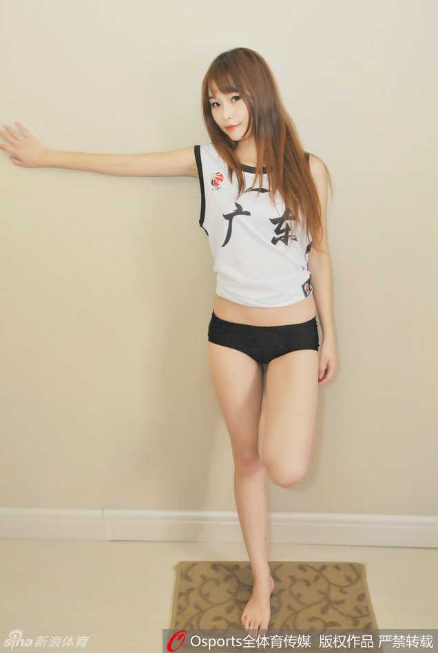 宝贝将马尾高高束起，露出光洁的额头，甜美的笑容如冬日暖阳，瞬间驱散了赛场上的紧张与疲惫。