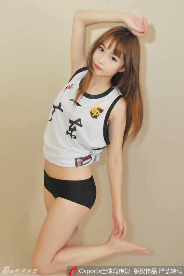 宝贝双手轻举，身姿挺拔如松，眼神自信地望向前方，仿佛在引领全场观众一起为宏远队的下一次进攻呐喊助威。