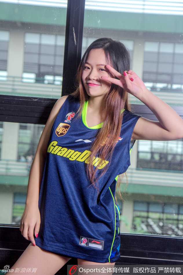 伴随着动感的音乐，宏远宝贝们排列成整齐的队形，高抬腿动作充满力量感，展现出篮球啦啦队独有的健康美与蓬勃朝气