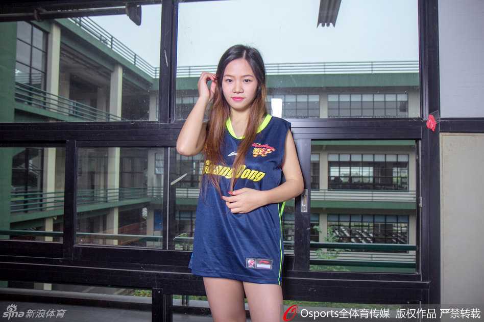 宏远宝贝们身穿校园风的短裙，在球场中央跳跃起舞，马尾辫随着动感的节奏在空中划出活力的弧线，瞬间点燃全场热情